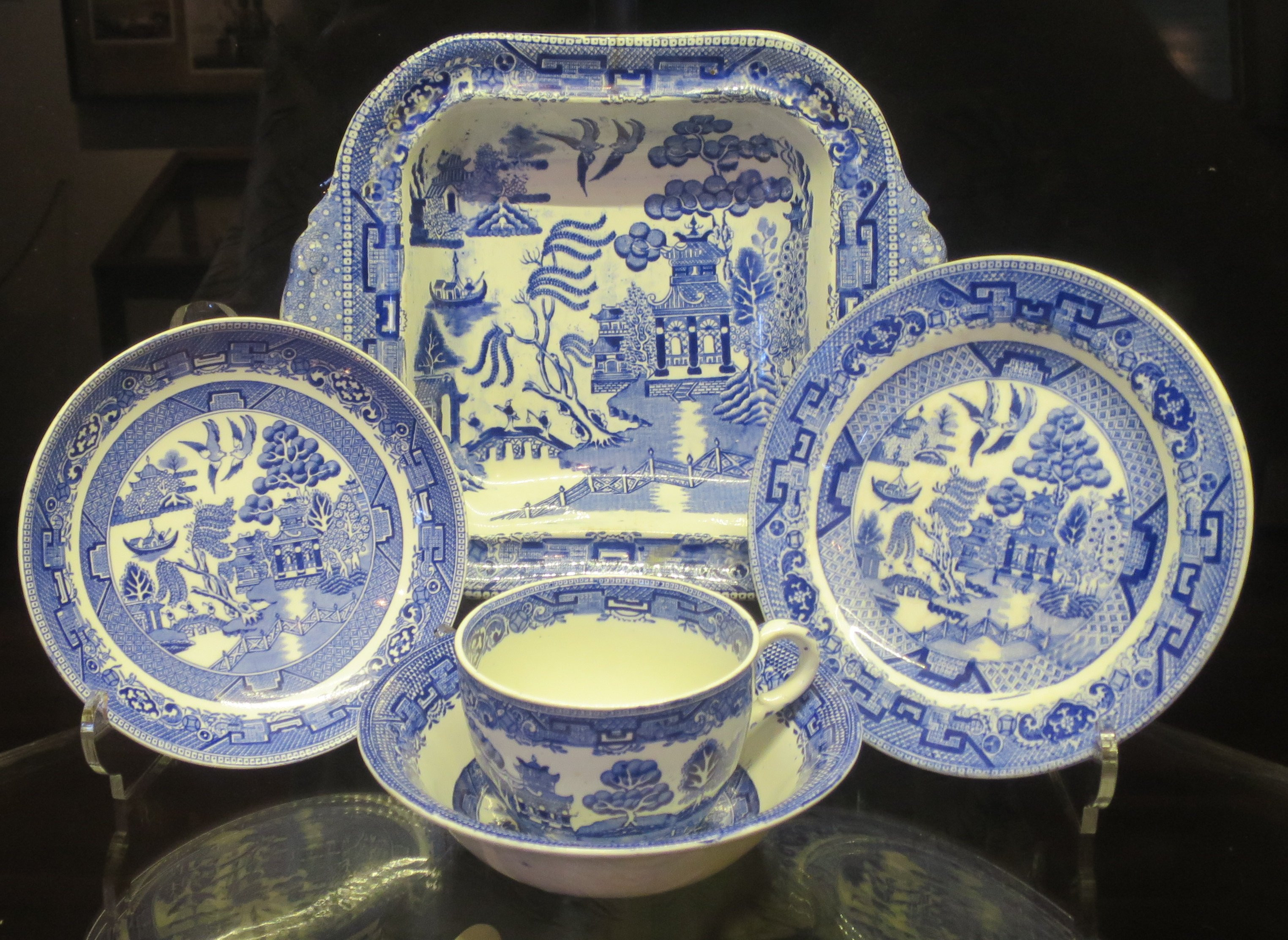 blue and white chinese vases antique of willow pattern wikipedia in different shapes in a willow pattern 19th century