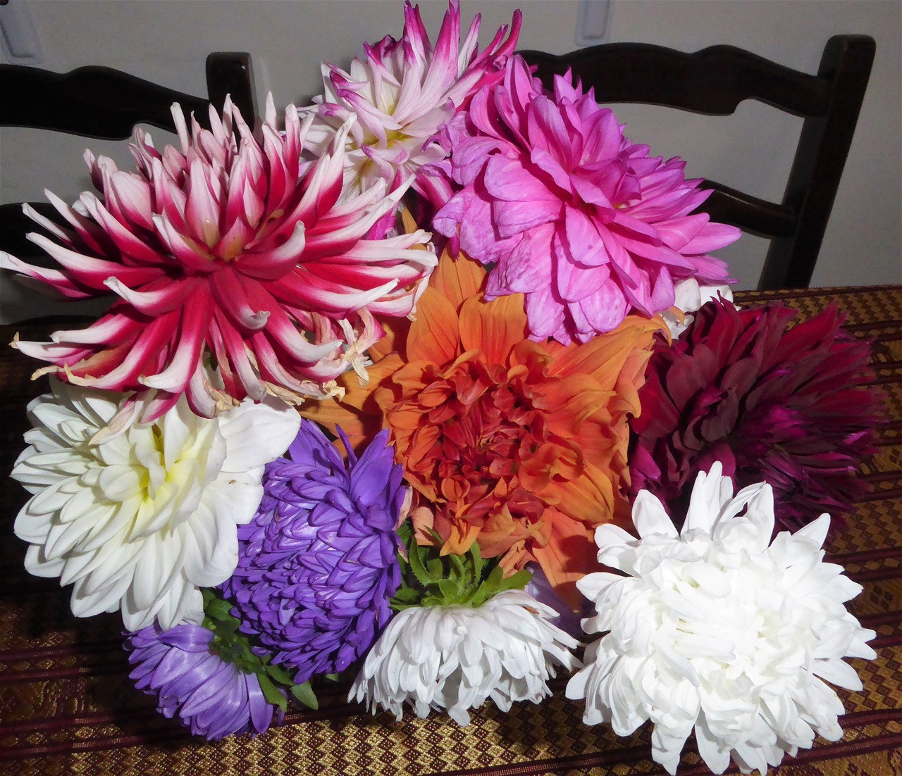 gladiolus vase of september 2017 www alittlebitofsunshine co uk in and these are some of our dahlias and asters not as they were displayed but as they are now in their vase on the table this is where i finish for this