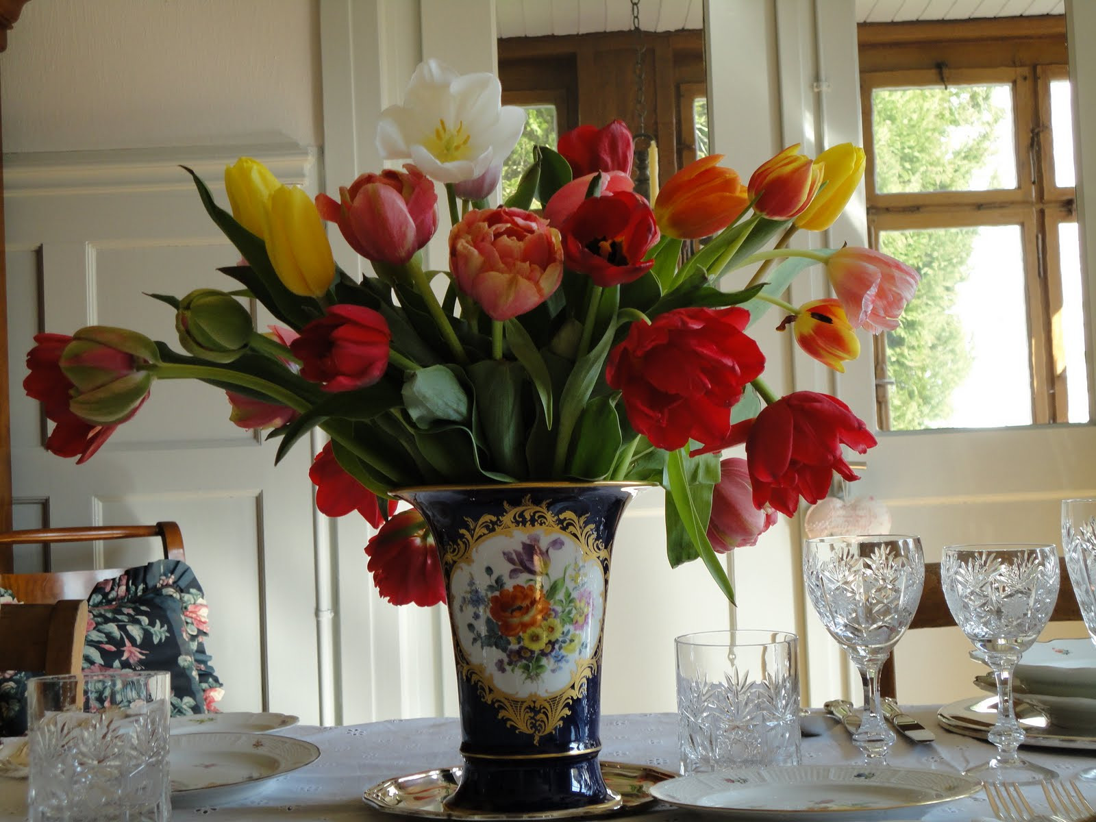12 Great Gorham Tulip Bouquet Vase 2024 free download gorham tulip bouquet vase of beautiful nymphenburg tablescape between naps on the porch regarding cornelia used a gorgeous meissen vase for her floral arrangement of tulips isnt it about the